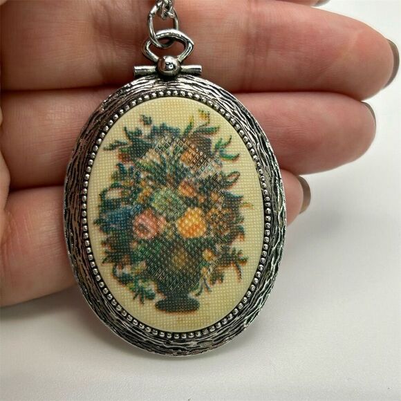 Vintage Sarah Coventry Floral Tapestry Pendant Necklace Silver Tone Oval 21" - Picture 3 of 8